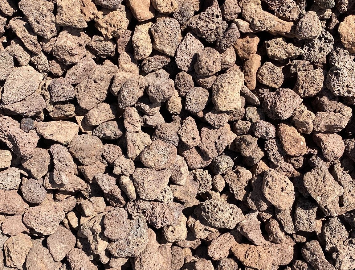 Doğal volkanik cüruf farklı boyutlarda.