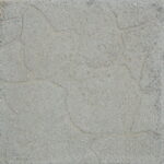 Doğal kayrak taşı desenli tretuvar karolarının döşenmiş yüzeyinin görünümü.