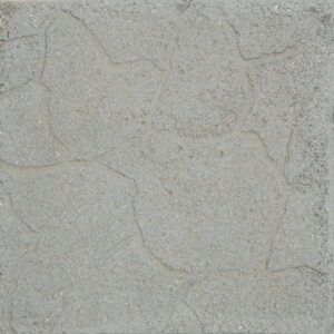 Doğal kayrak taşı desenli tretuvar karolarının döşenmiş yüzeyinin görünümü.