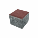 Parlak kırmızı renkte, küp şeklinde bir beton parke taşı tek başına durmaktadır.