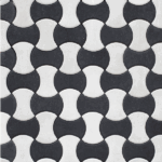 Siyah ve beyaz renklerde döşenmiş, papyon desenli kilitli parke taşı uygulaması.