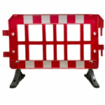 Kırmızı ve beyaz şeritli plastik panel bariyer