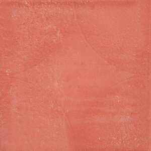 Merkezden yayılan yıldız desenine sahip kırmızı renkli tretuvar karosu.