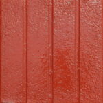 Dikey oluklu desene sahip kırmızı renkli tretuvar karosu.