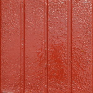 Dikey oluklu desene sahip kırmızı renkli tretuvar karosu.