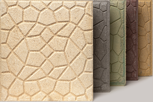 Farklı renklerde ve desenlerde tretuvar karoları yan yana sergileniyor.