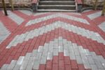 Kırmızı renkli, dikdörtgen prizma şeklindeki beton parke taşının kesit görseli.