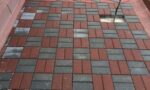 Gri renkli, klasik prizma (dikdörtgen) şeklindeki beton parke taşının kesit görseli.