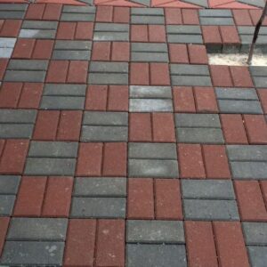 Gri renkli, klasik prizma (dikdörtgen) şeklindeki beton parke taşının kesit görseli.