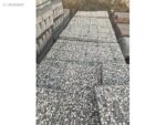 40x40 cm ebadında, beyaz ve karışık renkli doğal çakıl agregalı wash beton karo taşlarının palet ve yakın plan stok görünümleri.