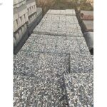 40x40 cm ebadında, beyaz ve karışık renkli doğal çakıl agregalı wash beton karo taşlarının palet ve yakın plan stok görünümleri.