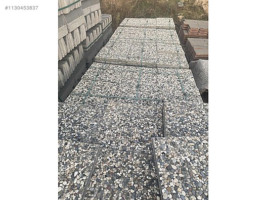 40x40 cm ebadında, beyaz ve karışık renkli doğal çakıl agregalı wash beton karo taşlarının palet ve yakın plan stok görünümleri.