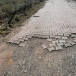 Sökülme sırasında dağılmış ve zemininde hasar oluşmuş 2. el kırmızımsı kilitli parke taşları (çıkma kilit taşı) Ankara.