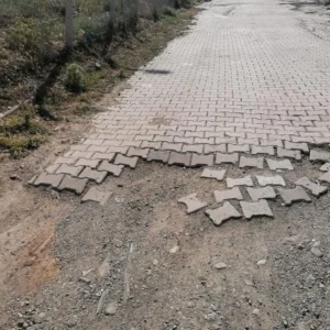 Sökülme sırasında dağılmış ve zemininde hasar oluşmuş 2. el kırmızımsı kilitli parke taşları (çıkma kilit taşı) Ankara.