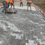 İşçiler tarafından döşenen gri 8 cm ağır yük kilitli parke taşları