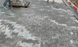 İşçiler tarafından döşenen gri 8 cm ağır yük kilitli parke taşları