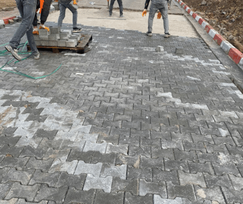 İşçiler tarafından döşenen gri 8 cm ağır yük kilitli parke taşları