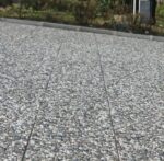 Farklı renk ve desenlerdeki çakıllı wash beton karoların (bina girişi, garaj yolu, bahçe zemini) uygulandığı dış mekan fotoğrafları.