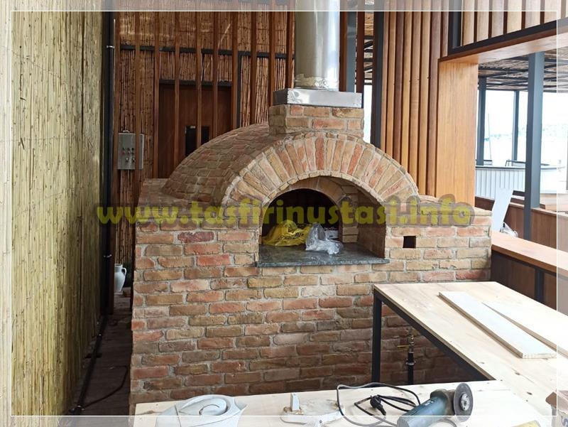 Doğal kayrak taşlarıyla kaplanmış, siyah metal kapaklı ve paslanmaz çelik bacalı hazır seyyar taş fırın. Malzeme kalitesini gösteren örnek model.