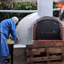 Kırmızı tuğladan yapılmış, kubbe ve baca bölümleri net bir şekilde görülen, geleneksel tarzda bir bahçe fırını.