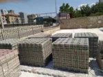 Fabrikadan çıkmış, standart gri kilitli parke taşı (aşık taşı) palet istifi.