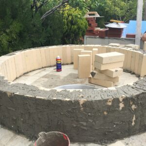 Briket kaide üzerine inşa edilmekte olan, tuğla ve çamurlu sıva ile örülen kubbe kısmı ve içerideki köpük destek kalıbı (ya da kum dolgusundan sonraki hali).