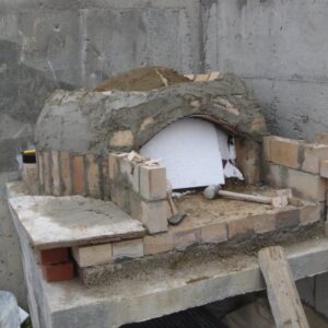 Tuğla kubbesi örülmüş ve sıva ile kaplanmaya başlanmış, kubbe ağzında köpük kalıp desteği bulunan yarım inşa edilmiş köy fırını.