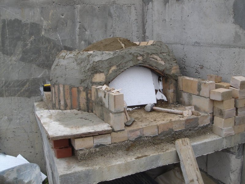 Tuğla kubbesi örülmüş ve sıva ile kaplanmaya başlanmış, kubbe ağzında köpük kalıp desteği bulunan yarım inşa edilmiş köy fırını.