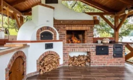 Kış bahçesinde yer alan geleneksel köy fırını, odunluk, barbekü ve şömine içeren kompleks taş yapı.