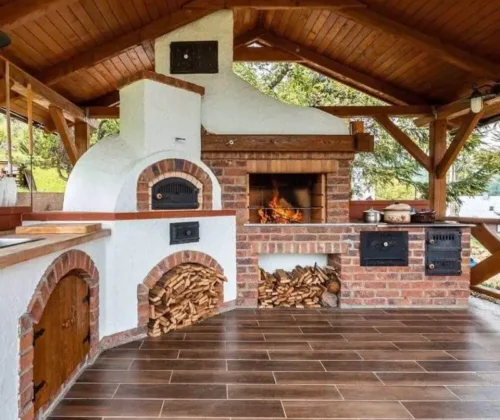 Kış bahçesinde yer alan geleneksel köy fırını, odunluk, barbekü ve şömine içeren kompleks taş yapı.