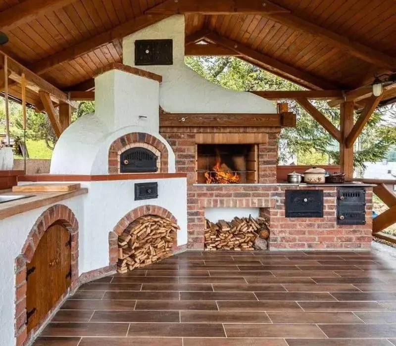 Kış bahçesinde yer alan geleneksel köy fırını, odunluk, barbekü ve şömine içeren kompleks taş yapı.