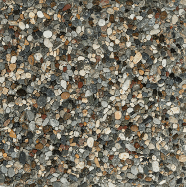 Koyu tonlarda, gri ve kahverengi çakılların baskın olduğu wash beton karonun detaylı yüzey dokusu.