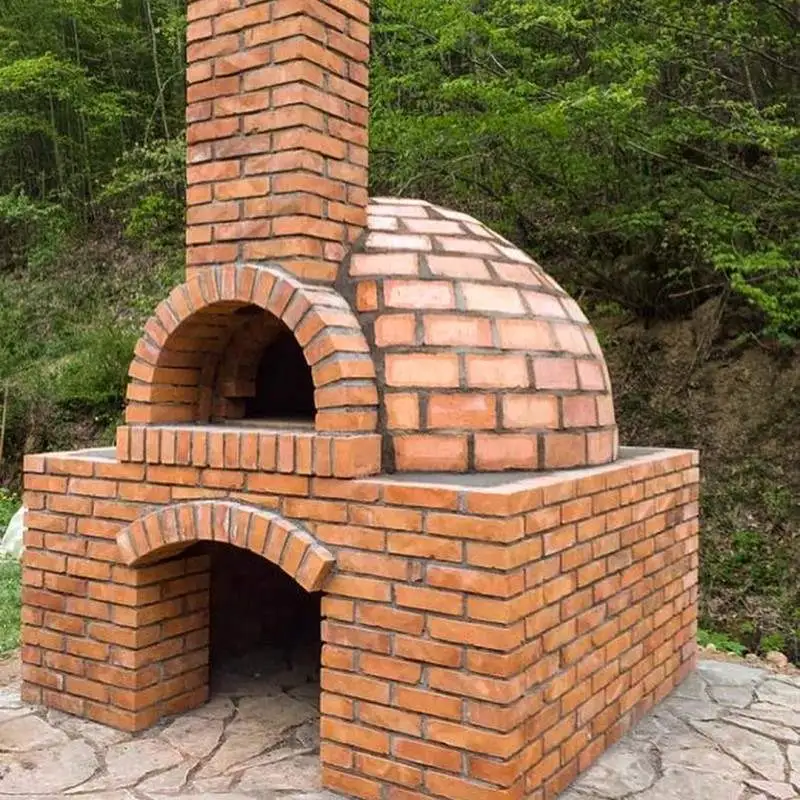 Ahşap çatılı, beyaz sıva ve kırmızı tuğla detaylı, entegre köy fırını, barbekü ve şömine içeren lüks dış mekan mutfağı.