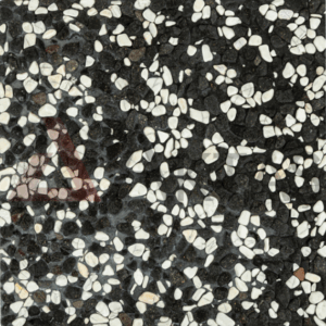 Siyah ve beyaz çakılların belirgin olduğu, yüksek kontrastlı Wash Beton karonun yakın çekim yüzey dokusu.