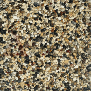 Bej, sarı ve beyaz doğal çakılların baskın olduğu Açık Çakıllı Wash Beton karonun yakın çekim yüzey dokusu.