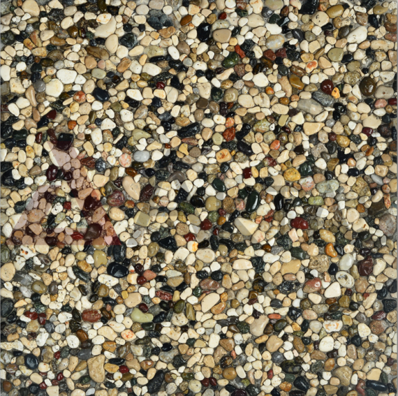 Bej, sarı ve beyaz doğal çakılların baskın olduğu Açık Çakıllı Wash Beton karonun yakın çekim yüzey dokusu.