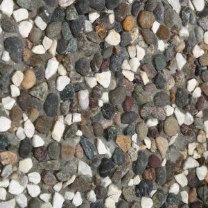 Koyu ve açık renkli doğal çakılların yüksek konsantrasyonlu olduğu wash beton yüzeyinin yakın çekimi. Bordür taşı agregası.