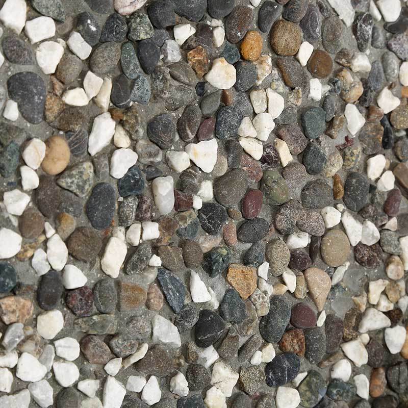 Koyu ve açık renkli doğal çakılların yüksek konsantrasyonlu olduğu wash beton yüzeyinin yakın çekimi. Bordür taşı agregası.