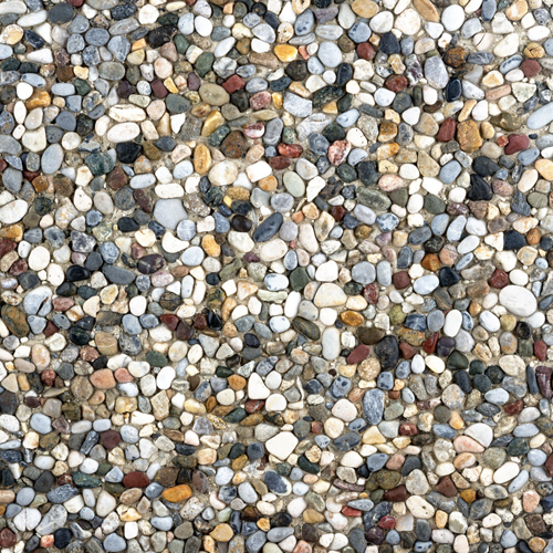 Farklı renklerde doğal çakılların (beyaz, kahverengi, siyah) belirgin olduğu, karışık agregalı wash beton karonun yakın çekim detayı ve farklı uygulama örnekleri.