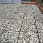 Farklı renk ve dokularda (Siyah, Beyaz, Karışık Çakıllı) wash beton karo numuneleri ve otopark/bina girişi gibi dış mekan uygulama örnekleri.