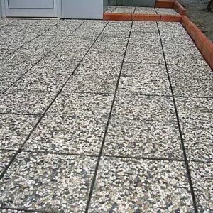 Farklı renk ve dokularda (Siyah, Beyaz, Karışık Çakıllı) wash beton karo numuneleri ve otopark/bina girişi gibi dış mekan uygulama örnekleri.