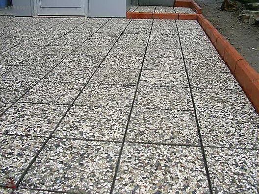 Farklı renk ve dokularda (Siyah, Beyaz, Karışık Çakıllı) wash beton karo numuneleri ve otopark/bina girişi gibi dış mekan uygulama örnekleri.