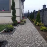 Farklı renk ve desenlerdeki wash beton karolarla döşenmiş yürüme yolları, bina girişi ve merdiven basamakları gibi dış mekan uygulamaları.