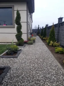 Farklı renk ve desenlerdeki wash beton karolarla döşenmiş yürüme yolları, bina girişi ve merdiven basamakları gibi dış mekan uygulamaları.