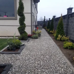 Farklı renk ve desenlerdeki wash beton karolarla döşenmiş yürüme yolları, bina girişi ve merdiven basamakları gibi dış mekan uygulamaları.