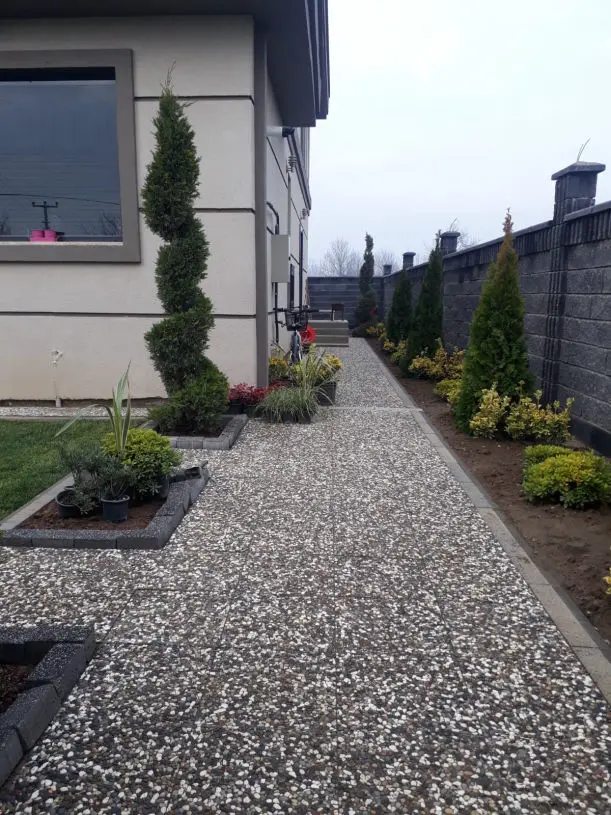 Farklı renk ve desenlerdeki wash beton karolarla döşenmiş yürüme yolları, bina girişi ve merdiven basamakları gibi dış mekan uygulamaları.