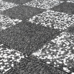 Siyah ve beyaz çakıllı wash beton karolarla yapılmış dama desenli dış mekan zemin uygulaması ve farklı renk çakılların sergilendiği numune panosu.