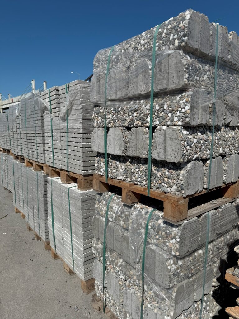 40x40 cm wash beton karoların farklı renklerdeki (siyah, beyaz, karışık) ve uygulama desenlerindeki (dama, düz zemin) dış mekan zemin kaplama örnekleri.