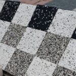 Farklı renk ve desenlerde wash beton karo numuneleri, dama desenli karo uygulaması ve doğal peyzaj alanında kullanılmış wash beton zemin.