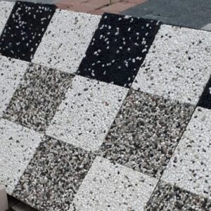 Farklı renk ve desenlerde wash beton karo numuneleri, dama desenli karo uygulaması ve doğal peyzaj alanında kullanılmış wash beton zemin.